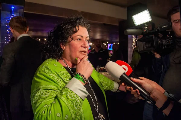 Bathmen オランダ 2023年3月15日 政治家キャロライン ファン プラスは 彼女の政党Bbbが地方選挙に勝利した後 報道機関にインタビューを行います — ストック写真