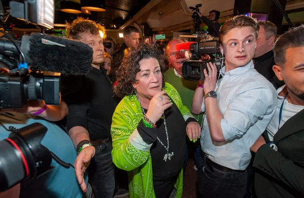 Bathmen オランダ 2023年3月15日 政治家キャロライン ファン プラスは 彼女のパーティーBbbが勝つ地方選挙のテレビ画面で結果を読むことに興味があります ストック写真