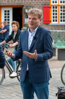 ENSCHEDE, NETHERLANDS - JUL 05, 2020: Hollandalı politikacı Pieter Omtzigt Temsilciler Meclisi 'nin en popüler politikacısıdır.