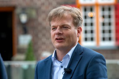 ENSCHEDE, NETHERLANDS - JUL 05, 2020: Hollandalı politikacı Pieter Omtzigt Temsilciler Meclisi 'nin en popüler politikacısıdır.