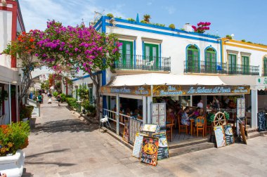 Büyük Kanarya Adası, İspanya - 31 Haziran 2023: Kanarya Adası Kanarya Kanaryası 'ndaki Playa de Mogan kasabasındaki romantik restoran
