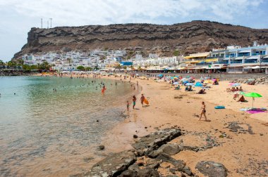 Granan Kanarya, İspanya - 31 Temmuz 2023 Kanarya Adası 'ndaki Playa de Mogan Plajı