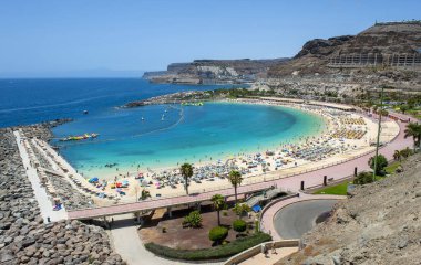 Playa de Amadorus Kanarya Adası 'ndaki en popüler plajlardan biridir..