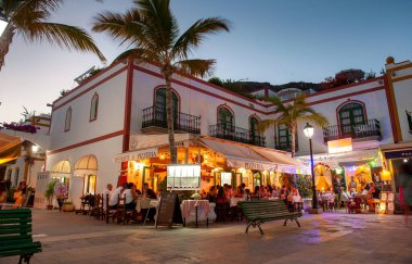 Granan Kanarya, İspanya - 02, 2023: Kanarya Adası Gran Kanaryası 'ndaki Puerto de Mogan limanına yakın restoran