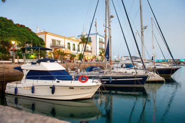 Büyük Kanarya Adası, Kanarya Kanaryası 'ndaki Puerto de Mogan limanında botlar