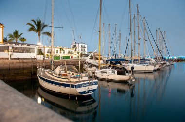 Büyük Kanarya Adası, Kanarya Kanaryası 'ndaki Puerto de Mogan limanında botlar
