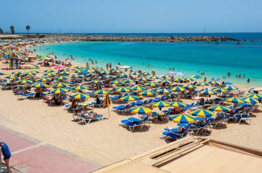 Büyük Kanarya, İspanya - 4 Ocak 2023: Playa de Amadorus Kanarya Adası 'nın en popüler plajlarından biridir..