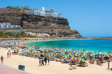 Büyük Kanarya, İspanya - 4 Ocak 2023: Playa de Amadorus Kanarya Adası 'nın en popüler plajlarından biridir..