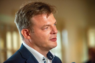 ENSCHEDE, NETHERLANDS - JUL 05, 2020: Hollandalı politikacı Pieter Omtzigt Temsilciler Meclisi 'nin en popüler politikacısıdır.