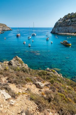 FALIRIKI, GREECE - 09 Eylül 2024: Yunanistan 'ın Rodos adasındaki Anthony Quinn körfezinde tekneler. Bu plaj adanın en popüler koylarından birinde yer almaktadır..
