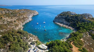 Yunanistan 'ın Rhodos adasındaki Anthony Quinn körfezinde tekneler. Bu körfez adanın en popüler koylarından birinde yer almaktadır..