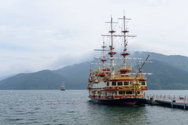 Hakone Dağı 'ndaki Ashi Gölü' nde geleneksel ahşap bir gemi. 