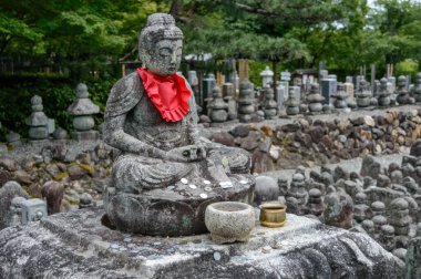 Kyoto 'daki Adashino Nenbutsu-ji tapınağı, kayıp çocuklara adanmıştır.