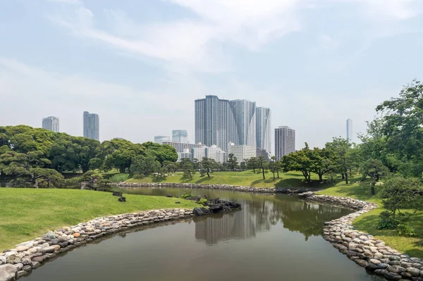 Kyu Shiba Rikyu Garden, Japonya 'dan Tokyo gökyüzü manzarası