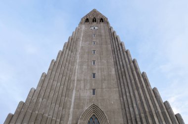 Arka plandaki Hallgrmskirkja Kilisesi