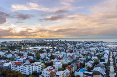 Hallgrmskirkja Kilisesi 'nin tepesinden Reykjavik' in manzarası
