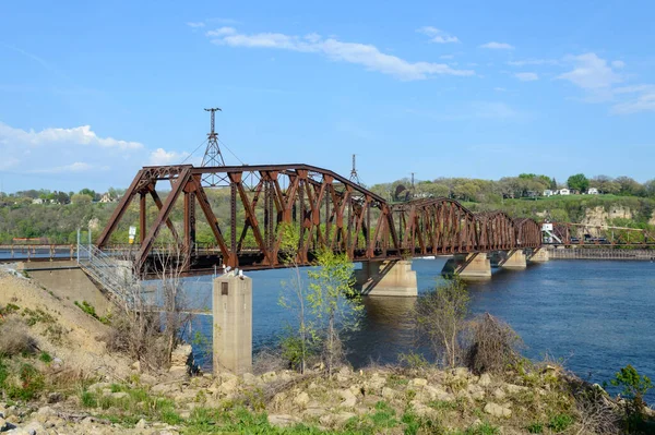 美国爱荷华州杜布克市密西西比河上一座古老的铁路桥 — 图库照片
