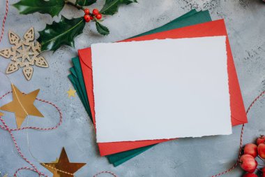 Noel kâğıdı maketi desenli, içinde Noel için bir zarf olan bir mektup.