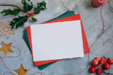 Noel kâğıdı maketi desenli, içinde Noel için bir zarf olan bir mektup.