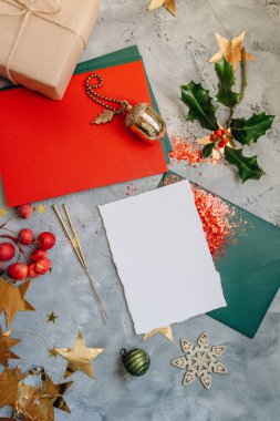 Noel kâğıdı maketi desenli, içinde Noel için bir zarf olan bir mektup.