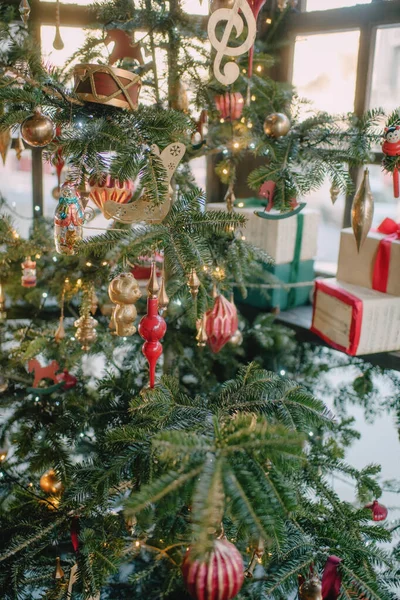 Χριστουγεννιάτικη Εσωτερική Διακόσμηση Κλασικά Χρώματα Κόκκινο Και Πράσινο Vintage Στυλ — Φωτογραφία Αρχείου