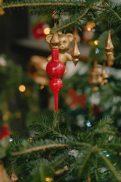 古典的な色でクリスマスのインテリアの装飾赤と緑 クリスマスのヴィンテージスタイル — ストック写真