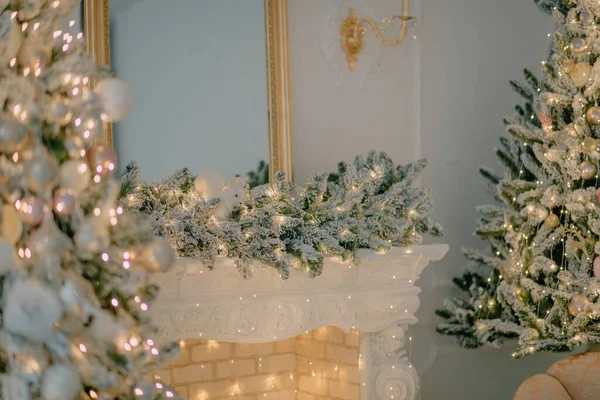 Wystrój Wnętrza Bożego Narodzenia Jasnych Kolorach Lampkami Świątecznymi — Zdjęcie stockowe