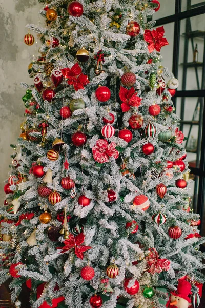 Рождественское Украшение Елки Красными Шариками — стоковое фото