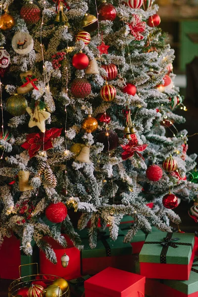 赤いボールとクリスマスツリーのクリスマスの装飾 — ストック写真