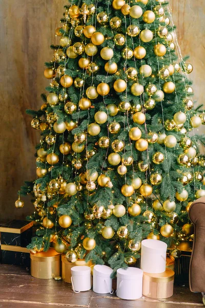 Ozdoba Bożonarodzeniowa Złotymi Kulkami Choinki Dekoracja Noworoczna — Zdjęcie stockowe