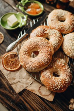 Tatlı hamur işleri, simit ya da tatlı.
