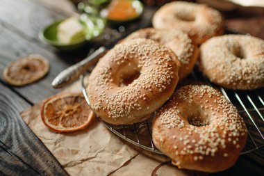 Tatlı hamur işleri, simit ya da tatlı.