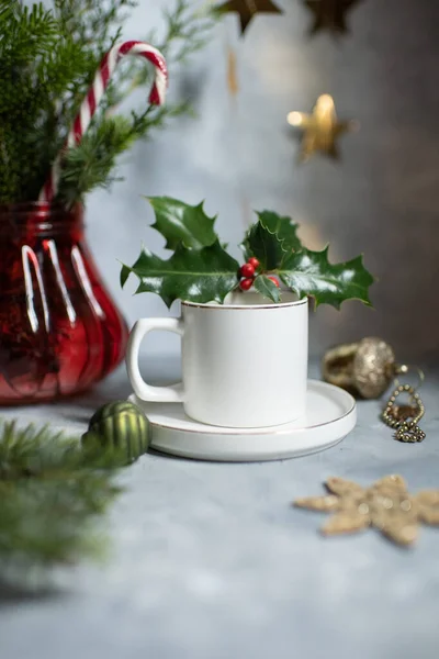 圣诞节桌上的白色杯子 上面挂着冷杉和杯子的模型 — 图库照片