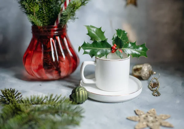 Weißer Becher Auf Dem Weihnachtstisch Mit Tanne Tassen Attrappe — Stockfoto