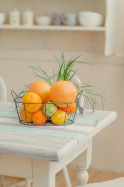 Parlak renklerde mutfak, mutfaktaki masada kahvaltı.