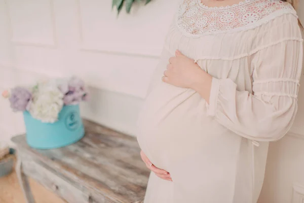 Niña Anticipación Bebé Sostiene Sus Manos Sobre Estómago Embarazo Maternidad —  Fotos de Stock