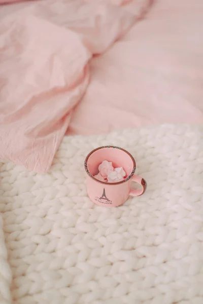 Design Quarto Roupa Cama Rosa Com Cobertor Malha — Fotografia de Stock