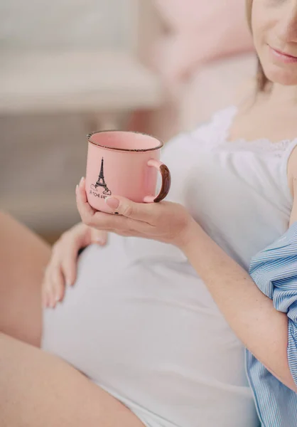 Mädchen Erwartung Eines Babys Hält Ihre Hände Auf Dem Bauch — Stockfoto