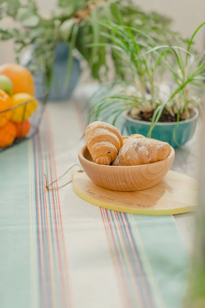 Parlak Renklerde Mutfak Mutfaktaki Masada Kahvaltı — Stok fotoğraf