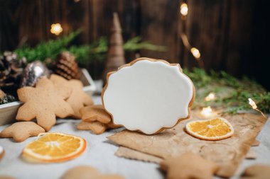 Noel zencefilli ekmek, beyaz kremalı maket, ev yapımı pişirme.