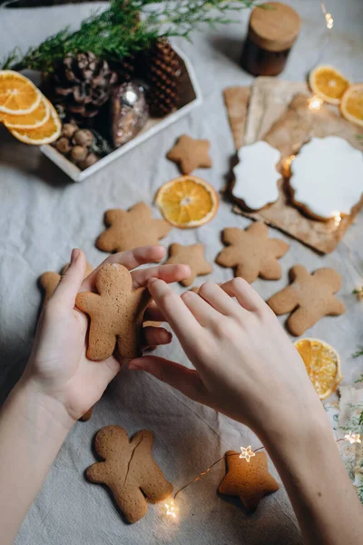 Çocukların Elinde Zencefilli Çörek Adam Yapımı Noel Pastası — Stok fotoğraf