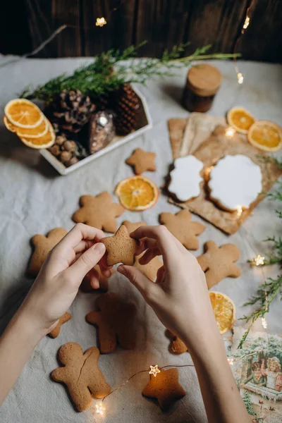 Lebkuchenmann Kinderhänden Selbst Gebackenes Weihnachtsgebäck — Stockfoto