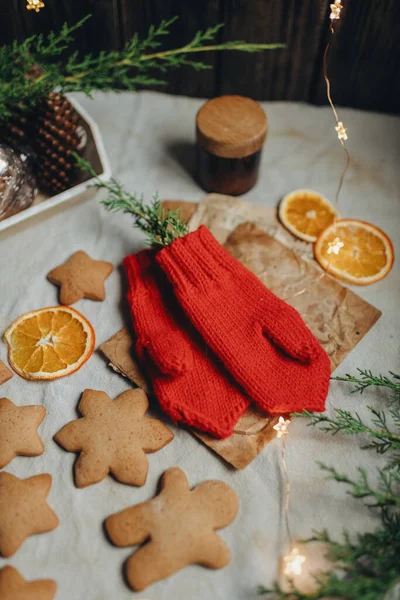 Noel Dekoru Zencefilli Ekmeğin Arka Planında Kırmızı Eldivenler — Stok fotoğraf