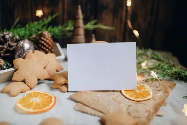 Zencefilli Ekmeğin Bayram Tatlılarının Noel Kurabiyelerinin Beyaz Kağıt Maketlerinin Arka — Stok fotoğraf