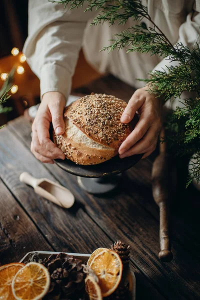 Kadın Eli Arka Planda Tahıllı Yapımı Ekmek Tutar — Stok fotoğraf