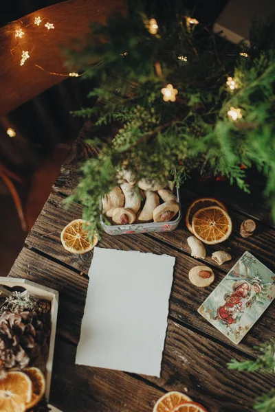クリスマスの装飾とテーブルの上の紙の白いシートのモックアップ クリスマスの手紙のモックアップ クリスマスパーティーの招待状 — ストック写真