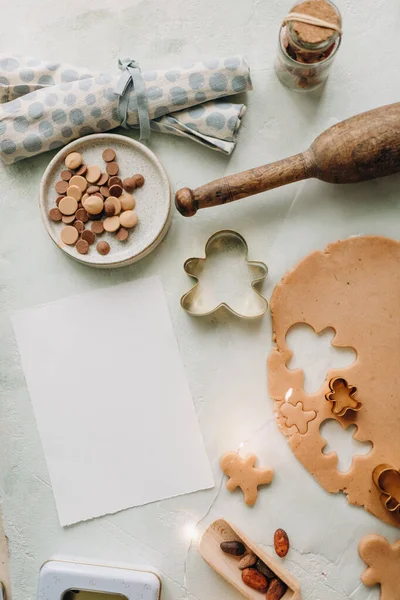 グリーティングカードモックアップクッキーレシピモップジンジャーブレッド背景カードモップ — ストック写真