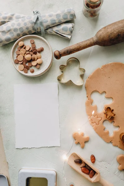 グリーティングカードモックアップクッキーレシピモップジンジャーブレッド背景カードモップ — ストック写真