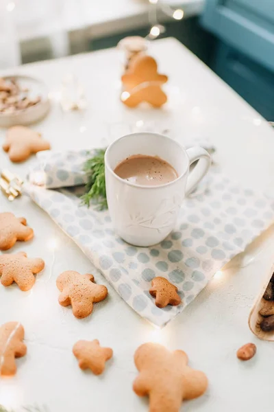 Arkaplanda Zencefilli Ekmek Tatil Işıklarıyla Sıcak Çikolata Krem Şantili Beyaz — Stok fotoğraf