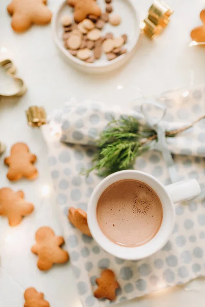 Witte Mok Met Warme Chocolademelk Slagroom Een Achtergrond Met Peperkoek — Stockfoto